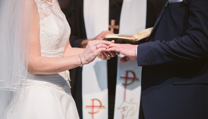 Làm phép cưới trong nhà thờ